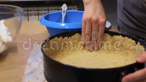 女人做奶酪蛋糕视频的预览图
