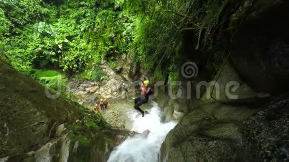 在峡谷中游客妇女被用拉链线从瀑布上送出视频的预览图