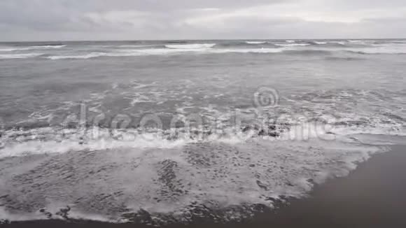 阿瓦查湾海滩上的海水和黑色火山沙视频的预览图