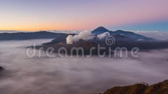 印尼布罗莫火山日出地标自然旅游地4K延时视频的预览图