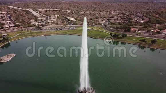 令人难以置信的空中无人驾驶飞机4k视野在市中心的小湖中巨大的喷泉向高空喷水视频的预览图