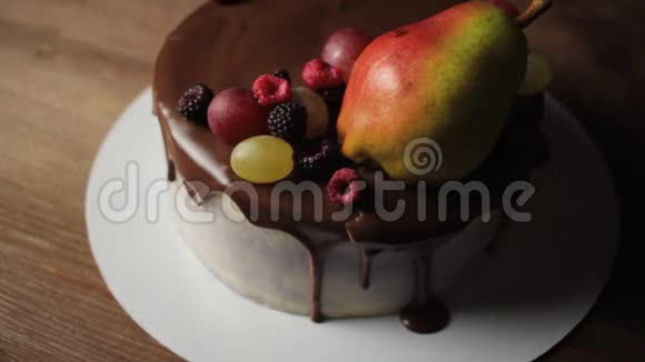 蛋糕上的水果和浆果视频的预览图