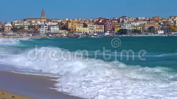 西班牙沿海小镇帕拉莫斯附近的巨浪视频的预览图