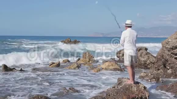 奢侈的渔夫在海里钓鱼捕鱼天气不错晴天视频的预览图