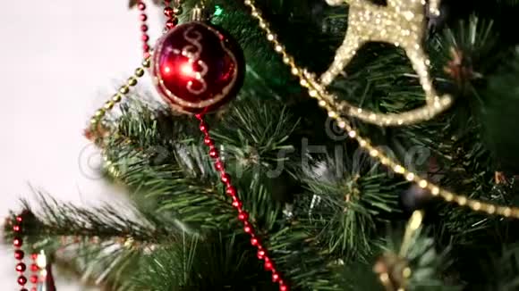 用玩具装饰圣诞树的特写除夕概念视频的预览图