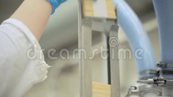 工人把棍子放进冰淇淋机里粮食生产技术视频的预览图