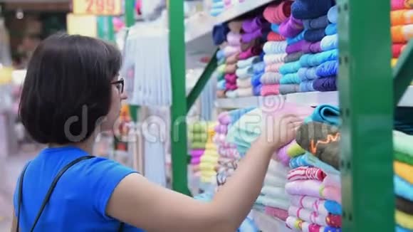 女人在超市买毛巾视频的预览图