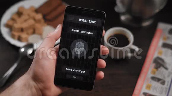 安全快捷的互联网接入手机银行用手指扫描智能手机上的应用程序这个人申请视频的预览图