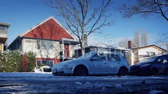在雪中路过停车的房子视频的预览图