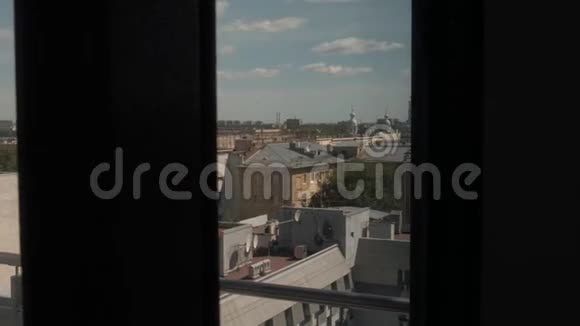 俄罗斯圣彼德堡市中心的皇家浴室有全景窗和美丽的景色视频的预览图