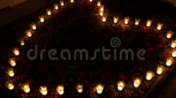 充满激情的心蜡烛呈心形排列背景动画与发光蜡烛心形电影视频的预览图