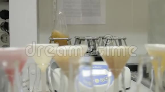 化学烧瓶与彩色液体在实验室晃动视频的预览图