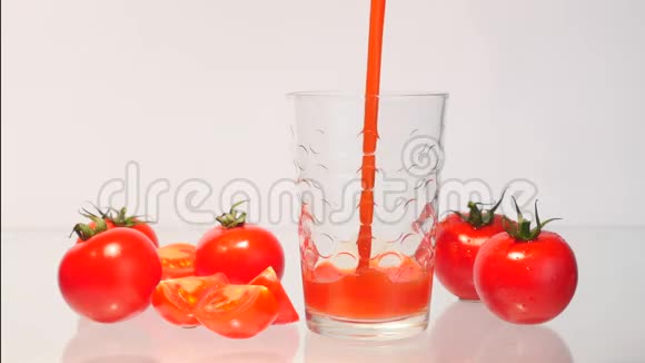 把番茄汁倒入玻璃杯中视频的预览图