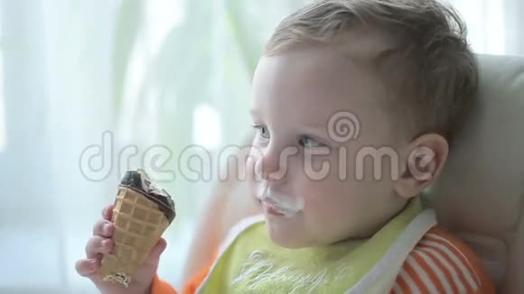 小男孩正在吃冰淇淋视频的预览图