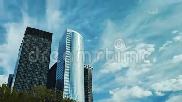 两座现代化的办公楼迎着天空云朵飘荡美国曼哈顿商业区视频的预览图