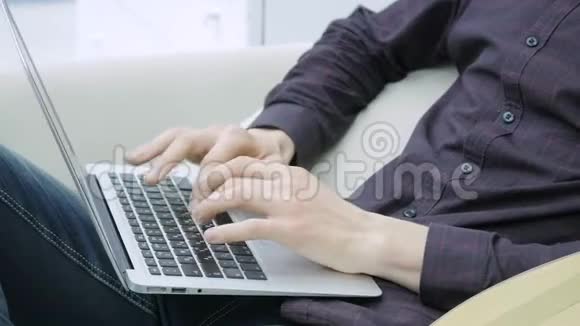 用笔记本电脑特写男性手视频的预览图