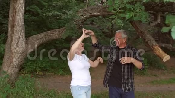 快乐的成熟夫妇在公园散步视频的预览图