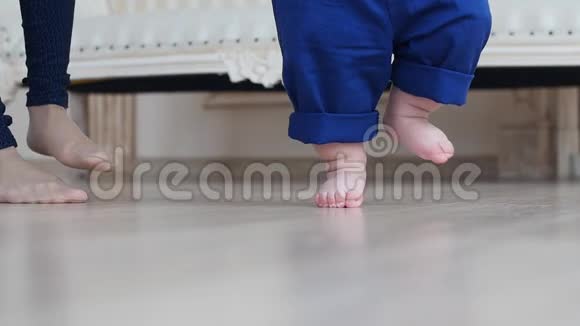 妈妈和小男孩在家中的木地板上散步视频的预览图