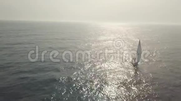 帆船带蓝色海水阳光从水中反射视频的预览图