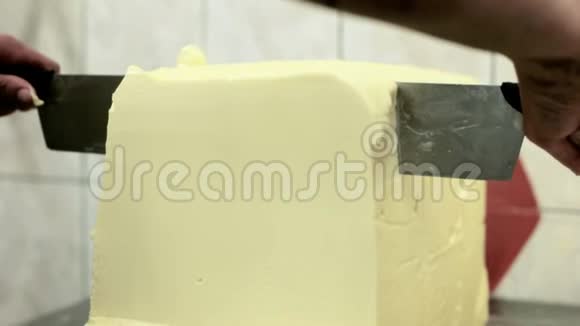 黄油块切割大棒的黄油切割切片黄油片视频的预览图