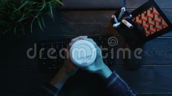 在键盘上打字之前一个人喝着咖啡用手指做热身运动视频的预览图