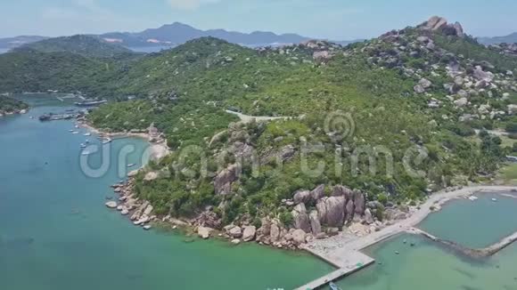 鸟瞰半岛岩石海岸被蔚蓝的海洋冲刷视频的预览图