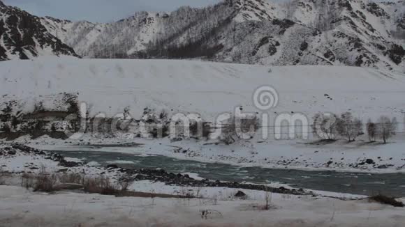 在冬天的雪山里奔河视频的预览图