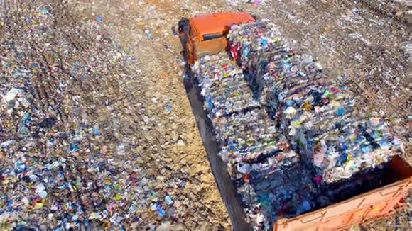 准备好了卡车卸货垃圾填埋场垃圾场空中观景视频的预览图