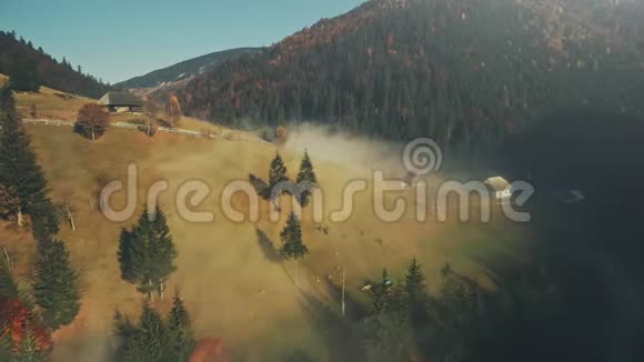 色彩缤纷的高原乡村小屋景观鸟瞰图视频的预览图