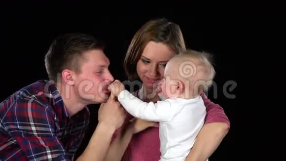 母亲父亲和女婴的肖像黑色视频的预览图