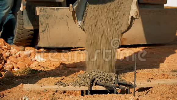 施工现场混凝土搅拌车将混凝土灌入坑内视频的预览图