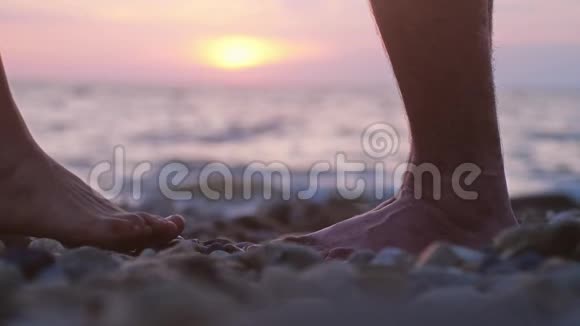 在美丽的日落时在海边的海边约会时一对情侣的腿慢动作一个男人长大视频的预览图