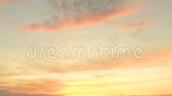 日落时彩云以鲜艳的颜色飘浮视频的预览图