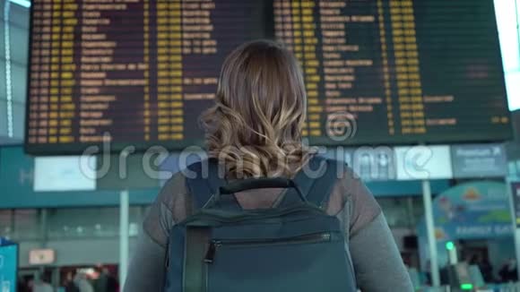 在机场看信息板的女人视频的预览图