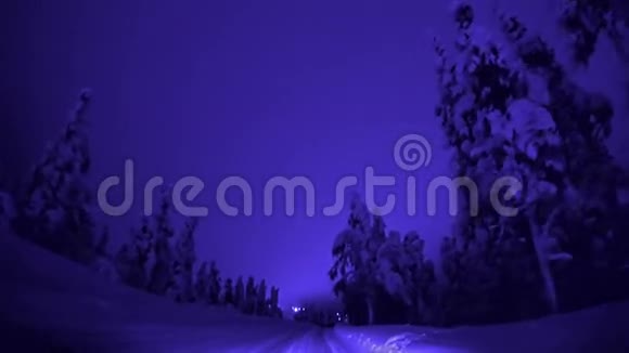 在夜冬路上开车视频的预览图