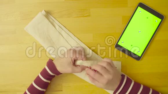 绿色屏幕女性的手在纹饰视频的预览图