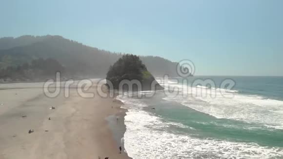 空中拍摄的林肯市附近俄勒冈州海岸的海滩和岩石峭壁视频的预览图