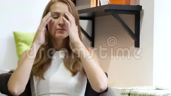 疲倦美丽的女孩坐着头痛沮丧视频的预览图