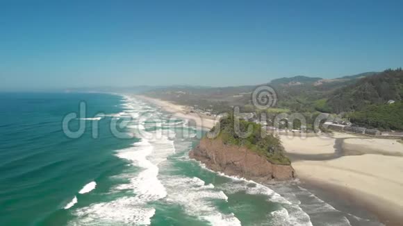 空中拍摄的林肯市附近俄勒冈州海岸的海滩和岩石峭壁视频的预览图