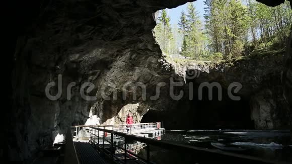 穿红色套房的speelist在洞穴湖的潘顿路上视频的预览图