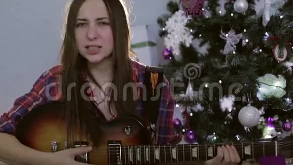 慢动作那个女孩在弹吉他闭着眼睛唱歌视频的预览图