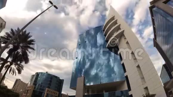 在天空中飘浮的背景下银行办公楼的时间流逝视频的预览图