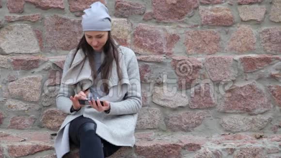 城里优雅时髦的女人在智能手机上发短信视频的预览图