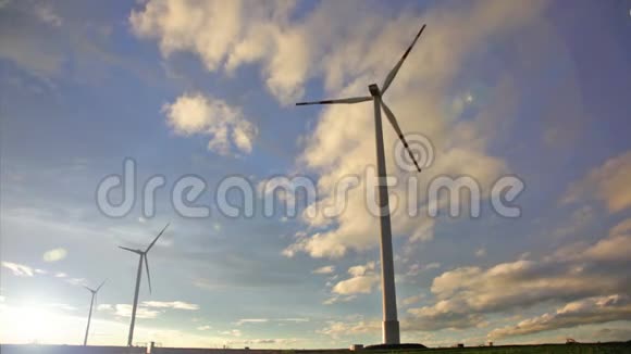 风力发电机的旋转叶片视频的预览图
