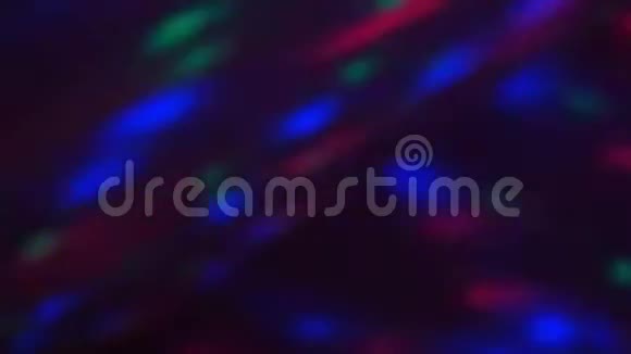 动感缤纷凸显RGB色彩格雷迪斯科球循环视频运动光在黑暗中飞翔视频的预览图