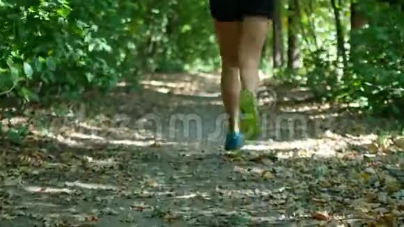 在森林里训练的跑步者退休鞋的特写视频的预览图