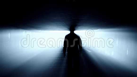 人们在隧道里向明亮的光线走去的剪影视频的预览图