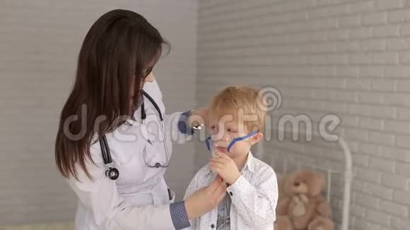 医生和儿童带吸入器面罩的肖像视频的预览图