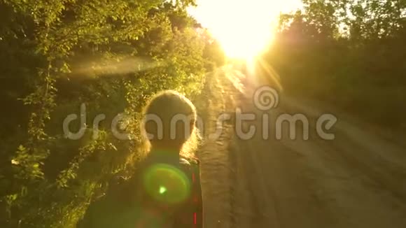 徒步旅行者女孩带着背包手牵着人牵着他年轻夫妇牵着双手在乡间小路上漫步视频的预览图