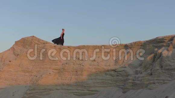 女人在沙漠里跳舞视频的预览图